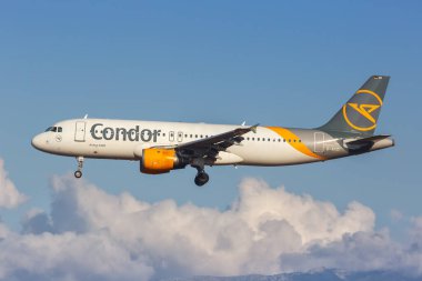 Palma de Mallorca, İspanya - 25 Ekim 2021 Condor Airbus A320 İspanya 'daki Palma de Mallorca havaalanında (PMI).