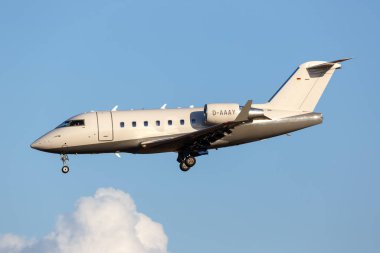 Palma de Mallorca, İspanya - 25 Ekim 2021 Hava Bağımsızlık Bombacısı Challenger 604 İspanya 'daki Palma de Mallorca Havaalanı' nda (PMI).