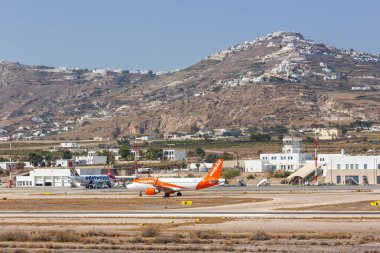 Santorini, Yunanistan - 4 Ağustos 2021 EasyJet Airbus A320 uçağı Yunanistan 'daki Santorini havaalanında (JTR).