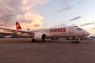 Zürih, İsviçre - 22 Temmuz 2020 İsviçre Airbus A220-300 uçağı İsviçre 'deki Zürih havaalanında (ZRH).