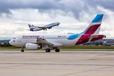 Stuttgart, Almanya - 11 Eylül 2021 Eurowings Airbus A319 uçağı Almanya 'daki Stuttgart havaalanında (STR).