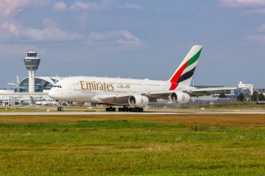 Münih, Almanya - 9 Eylül 2021 Emirates Airbus A380-800 uçağı Münih havaalanında (MUC).