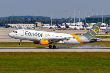 Münih, Almanya - 9 Eylül 2021 Condor Airbus A320 uçağı Münih havaalanında (MUC).