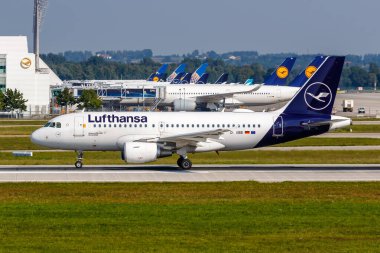 Münih, Almanya - 9 Eylül 2021 Lufthansa Airbus A319 uçağı Münih havaalanında (MUC).