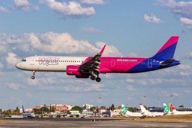 Lizbon, Portekiz - 22 Eylül 2021 Wizzair Airbus A321neo uçağı Lizbon havaalanında (LIS).