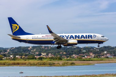 Korfu, Yunanistan - 17 Eylül 2020 Ryanair Boeing 737-800 uçağı Yunanistan 'daki Corfu havaalanında (CFU).