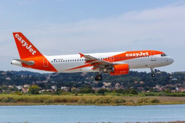 Korfu, Yunanistan - 17 Eylül 2020 EasyJet Airbus A320 Yunanistan 'daki Corfu havaalanında (CFU) uçak.