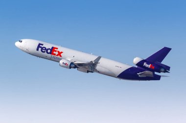 Dubai, Birleşik Arap Emirlikleri - 27 Mayıs 2021 FedEx Express McDonnell Douglas MD-11F uçağı Dubai Uluslararası Havalimanı 'nda (DXB).