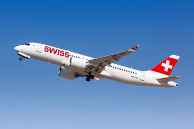Santorini, Yunanistan - 4 Ağustos 2021 İsviçre Airbus A220-300 uçağı Yunanistan 'daki Santorini havaalanında (JTR).