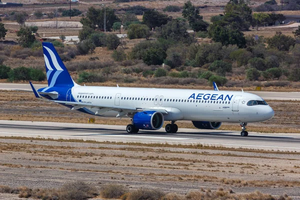 Santorini, Yunanistan - 4 Ağustos 2021 Ege Havayolları Airbus A321neo uçağı Yunanistan 'daki Santorini havaalanında (JTR).