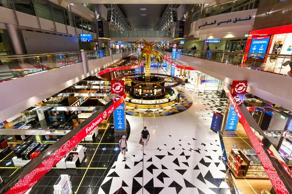Dubai Emiratos Árabes Unidos Mayo 2021 Terminal Concourse Del Aeropuerto —  Fotos de Stock
