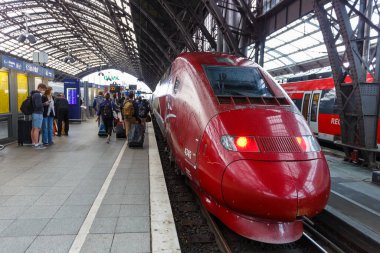 Köln, Almanya - 3 Ağustos 2021 Thalys Köln 'de yüksek hızlı tren. Almanya' daki Hauptbahnhof Hbf ana tren istasyonu..
