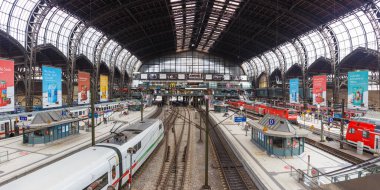 Hamburg, Almanya - 21 Nisan 2021 Hamburg ana tren istasyonu Hauptbahnhof Hbf Almanya Deutsche Bahn DB.