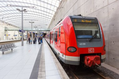 Köln, Almanya - 3 Ağustos 2021 S-Bahn bölgesel banliyö treni S Bahn Almanya Köln Bonn havaalanı tren istasyonu.