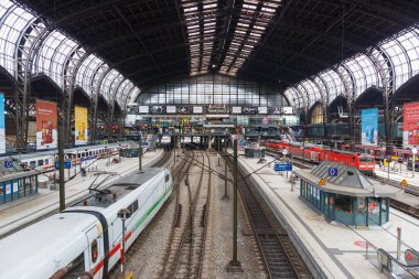 Hamburg, Almanya - 21 Nisan 2021 Hamburg ana tren istasyonu Hauptbahnhof Hbf Almanya Deutsche Bahn DB.
