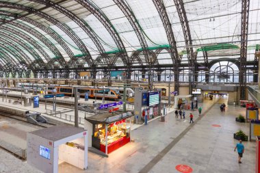 Dresden, Almanya - 1 Ağustos 2021 Dresden ana tren istasyonu Hauptbahnhof Hbf Deutsche Bahn DB.