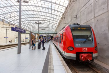 Köln, Almanya - 3 Ağustos 2021 S-Bahn bölgesel banliyö treni S Bahn Almanya Köln Bonn havaalanı tren istasyonu.