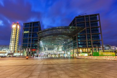 Berlin, Almanya - 22 Nisan 2021 Berlin ana tren istasyonu Hauptbahnhof Hbf modern mimariyi Almanya 'da alacakaranlıkta eğitiyor..