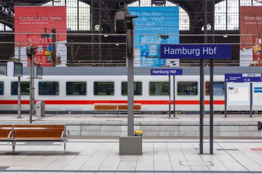Hamburg, Almanya - 21 Nisan 2021 Hamburg ana tren istasyonu Hauptbahnhof Hbf Deutsche Bahn DB Almanya.