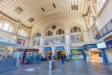Bremen, Almanya - 20 Nisan 2021 Bremen ana tren istasyonu Hbf Deutsche Bahn DB Almanya.