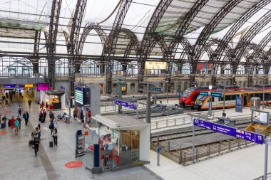 Dresden, Almanya - 1 Ağustos 2021 Dresden ana tren istasyonu Hauptbahnhof Hbf Deutsche Bahn DB.