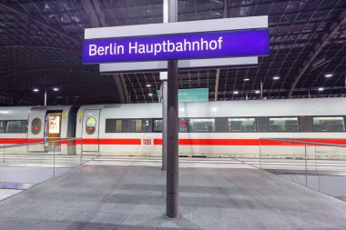 Berlin, Almanya - 22 Nisan 2021 ICE yüksek hızlı tren Berlin ana tren istasyonu Hauptbahnhof Hbf, Almanya.