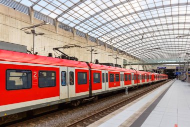 Köln, Almanya - 3 Ağustos 2021 S-Bahn bölgesel banliyö treni S Bahn Almanya Köln Bonn havaalanı tren istasyonu.