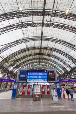 Dresden, Almanya - 1 Ağustos 2021 Dresden ana tren istasyonu Hauptbahnhof Hbf Deutsche Bahn DB tren simetrik portre formatıyla Almanya.