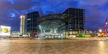 Berlin, Almanya - 22 Nisan 2021 Berlin ana tren istasyonu Hauptbahnhof Hbf Almanya 'daki Alacakaranlık Panoraması' nda modern mimari eğitimi vermektedir..
