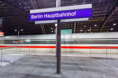 Berlin, Almanya - 22 Nisan 2021 ICE yüksek hızlı tren Berlin ana tren istasyonu Hauptbahnhof Hbf, Almanya.