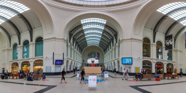 Dresden, Almanya - 1 Ağustos 2021 Dresden ana tren istasyonu Hauptbahnhof Hbf Deutsche Bahn DB.