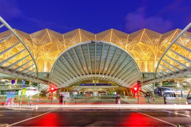 Lizbon, Portekiz - 25 Eylül 2021 Lizbon Lisboa Oriente tren istasyonu modern mimarisi.
