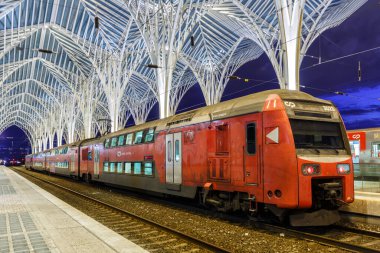 Lizbon, Portekiz - 23 Eylül 2021 Lizbon Lisboa Oriente tren istasyonu modern mimarisi.