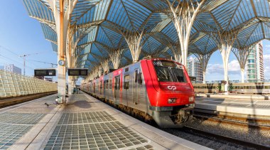 Lizbon, Portekiz - 23 Eylül 2021 Lizbon Lisboa Oriente tren istasyonu modern mimarisi.