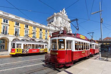 Lizbon, Portekiz - 23 Eylül 2021 Lizbon tramvayı toplu taşıma taşımacılık trafiği Portekiz 'in zafer kemerinde.