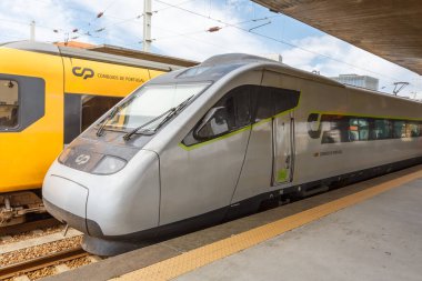 Porto, Portekiz - 23 Eylül 2021 Alfa Pendüler yüksek hızlı tren Porto Campanha tren istasyonu toplu taşıma ulaşımı Portekiz.