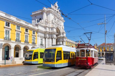 Lizbon, Portekiz - 23 Eylül 2021 Lizbon tramvayı toplu taşıma taşımacılık trafiği Portekiz 'in zafer kemerinde.