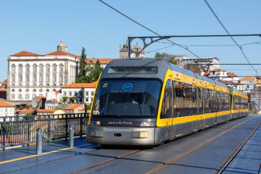 Porto, Portekiz - 22 Eylül 2021 Modern hafif demiryolu Metro Porto, Portekiz 'de Porto Dom Luis Köprüsü üzerinde toplu taşımacılık taşımacılığı trafiği.