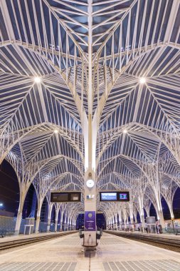 Lizbon, Portekiz - 23 Eylül 2021 Lizbon Lisboa Oriente tren istasyonu modern mimarisi Portekiz 'de gece portresi formatında.