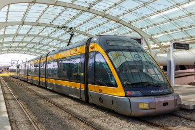 Porto, Portekiz - 22 Eylül 2021 Modern hafif tren metrosu Porto, Portekiz 'deki havaalanı istasyonunda toplu taşımacılık taşımacılığı trafiğini Porto tramvayı yapıyor.