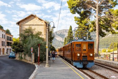 Bunyola, İspanya - 21 Ekim 2021 Antik Tren de Soller toplu taşıma ulaşımı İspanya 'da Mallorca Bunyola tren istasyonunda.