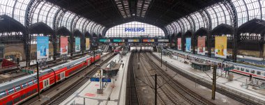 Hamburg, Almanya - 21 Nisan 2021 ana tren istasyonu Hauptbahnhof Hbf Deutsche Bahn DB ile Hamburg, Almanya 'da tren panoraması.