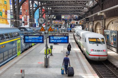 Hamburg, Almanya - 21 Nisan 2021 ana tren istasyonu Hauptbahnhof Hbf Deutsche Bahn DB Hamburg, Almanya.