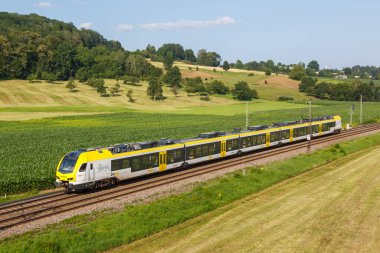 Uhingen, Almanya - 21 Temmuz 2021 Bwegt Bölgesel treni Almanya 'nın Uhingen şehrinde GoAhead tarafından işletilmektedir..