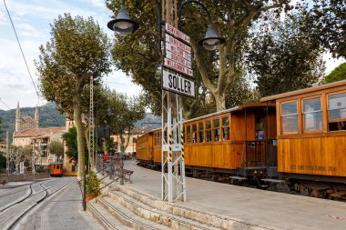 Soller, İspanya - 21 Ekim 2021 Antik Tren de Soller toplu taşıma taşımacılığı İspanya 'nın Mallorca kentindeki Soller tren istasyonunda.