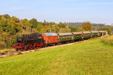 Weissach, Almanya - 10 Ekim 2021 Buharlı tren lokomotifi Strohgubahn demiryolu motoru Weissach, Almanya.
