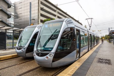 Toulouse, Fransa - 21 Eylül 2021 Modern hafif tren modeli Alstom Citadis Fransa 'nın Toulouse kentindeki Blagnac havaalanında toplu taşıma taşımacılığı.