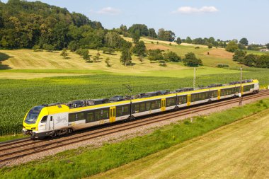 Uhingen, Almanya - 21 Temmuz 2021 Bwegt Bölgesel treni Almanya 'nın Uhingen şehrinde GoAhead tarafından işletilmektedir..