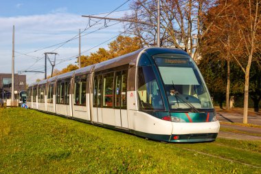 Strasbourg, Fransa - 29 Ekim 2021 Modern hafif tren modeli Alstom Citadis Fransa 'nın Strazburg kentinde toplu taşımacılık taşımacılığı trafiği.