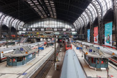 Hamburg, Almanya - 21 Nisan 2021 ana tren istasyonu Hauptbahnhof Hbf Deutsche Bahn DB Hamburg, Almanya.